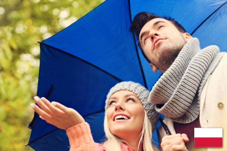 young-romantic-couple-with-umbrella-park-autumn-ubezpieczenie-na-życie